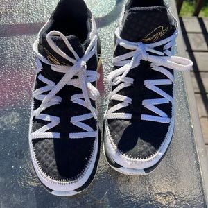 Nike mens kyrie 7.5 size